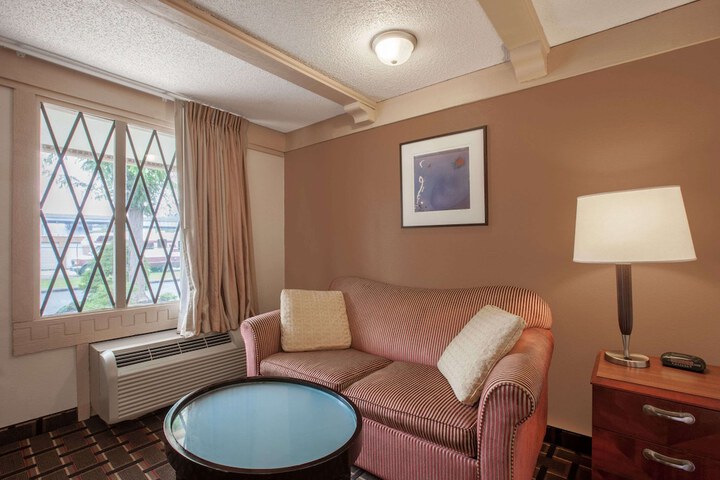 Room 11 of 17