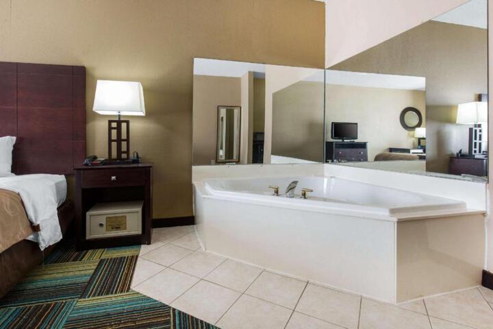 Quality Inn & Suites Arnold