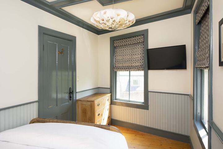 Room 35 of 46