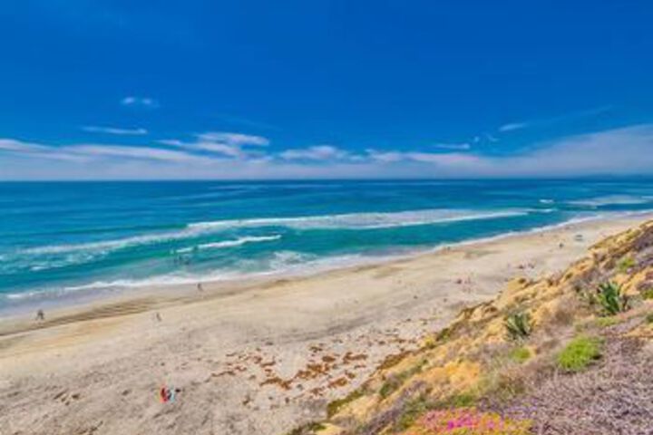 Newly remodeled Beach 2 Br condo by RedAwning