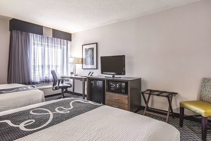 La Quinta Inn & Suites by Wyndham Hartford - Bradley Airport
