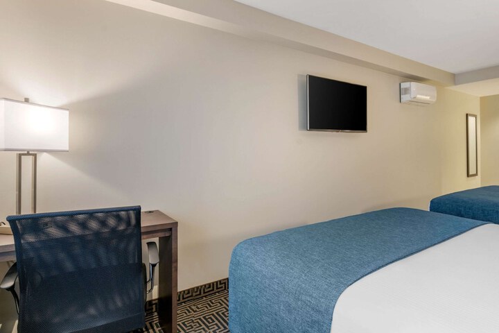 Room 10 of 32