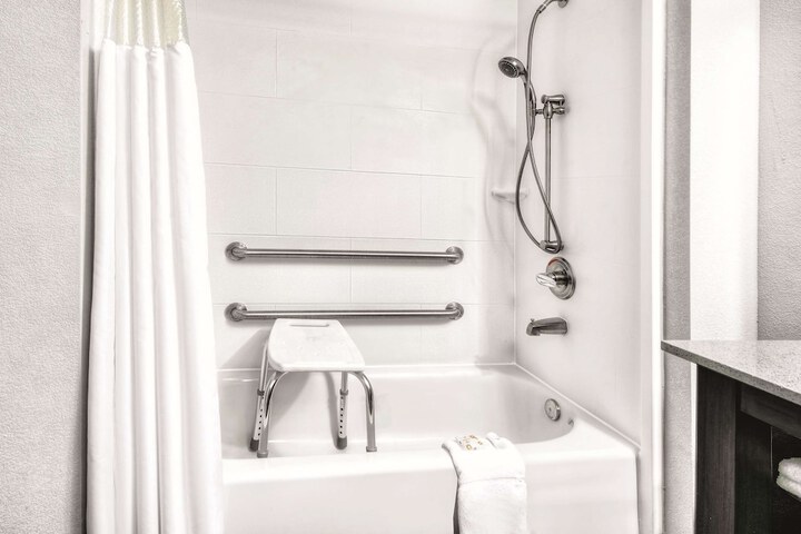 La Quinta Inn & Suites by Wyndham Victoria - South