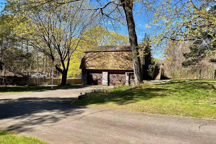 Newly Renovated Carriage House Near Town & Beaches
