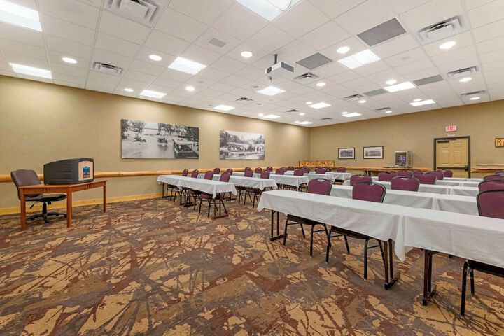 Best Western Premier The Lodge on Lake Detroit