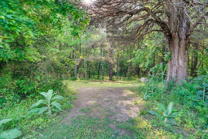 Terre Haute Manor Farmhouse w / Gardens & Deck!
