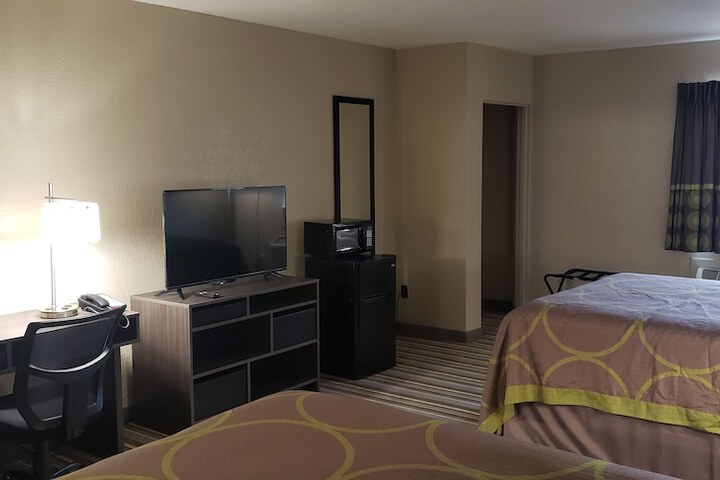 Room 11 of 18