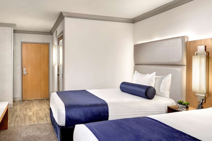 Room 40 of 143