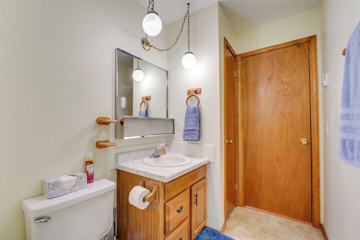 Downtown Delta Condo 34 Mi to Black Canyon!
