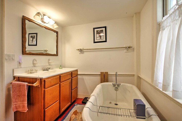 Historic Huntington Home - Walk to Westfield River