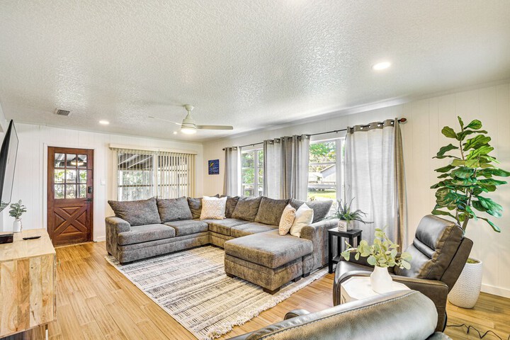 Charming Canalfront Retreat w / Double Boat Slip!