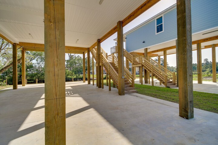 Lovely Bay St. Louis Retreat w / Dock & Canal Access