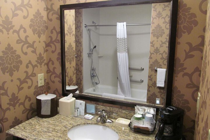 Room 32 of 46