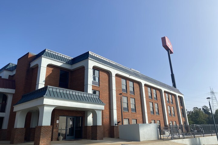 HomeTowne Studios by Red Roof Prattville