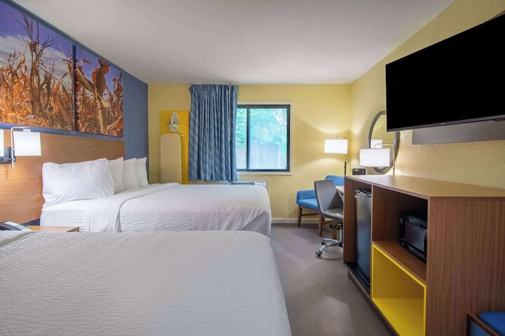 Days Inn & Suites by Wyndham Waterloo