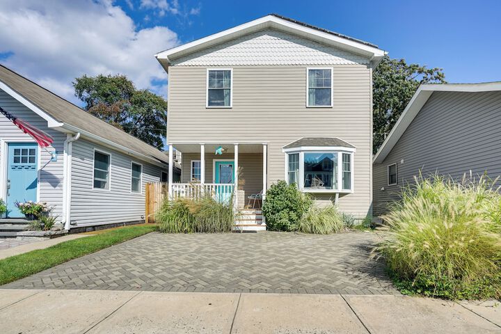 The 1818 Home w / Porch & Grill - 1 Mi to Beach!