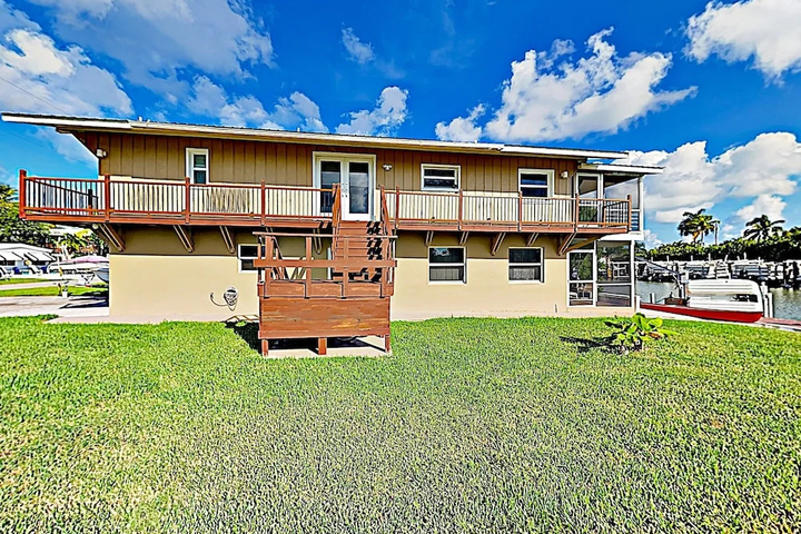 Canal-side W / Private Dock Boats & Bikes 2 Bedroom Duplex