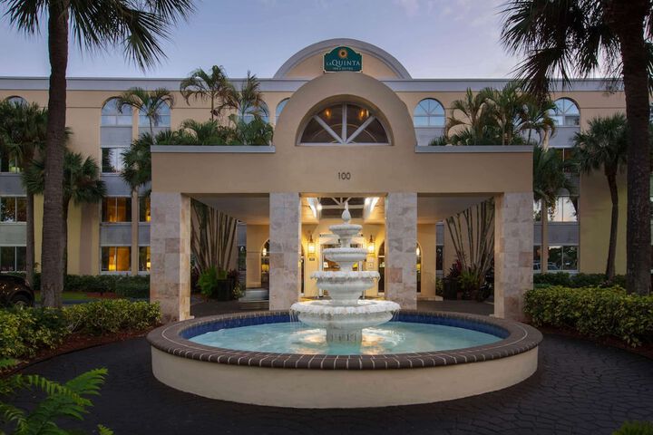 La Quinta Inn & Suites by Wyndham Deerfield Beach I-95