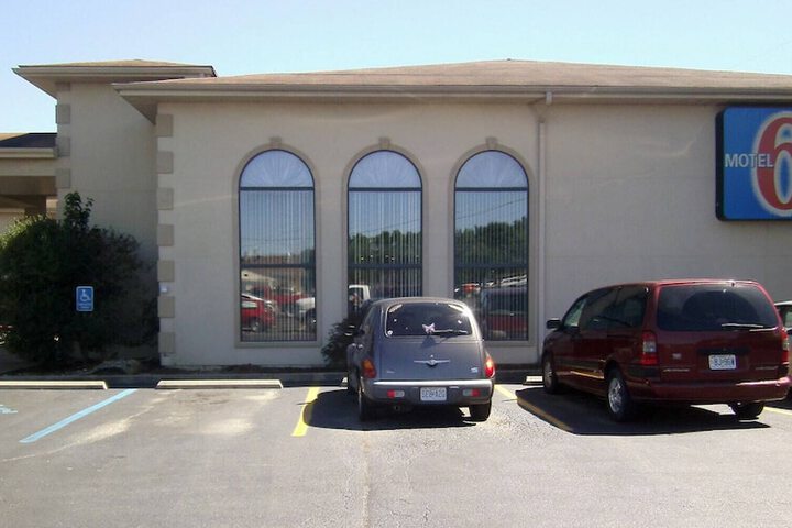 Motel 6 Hannibal MO