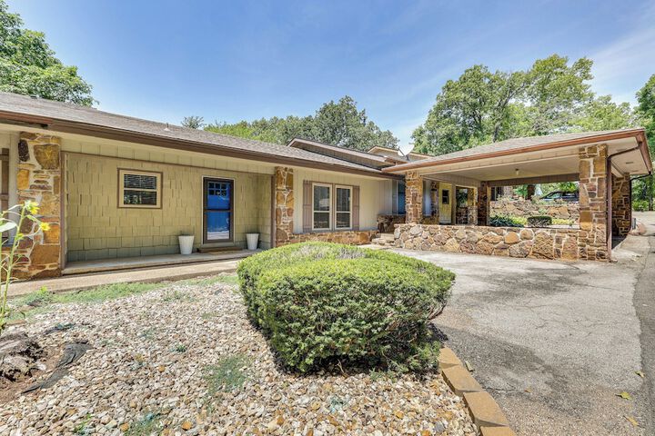 Serene Bella Vista Getaway Near Trails!