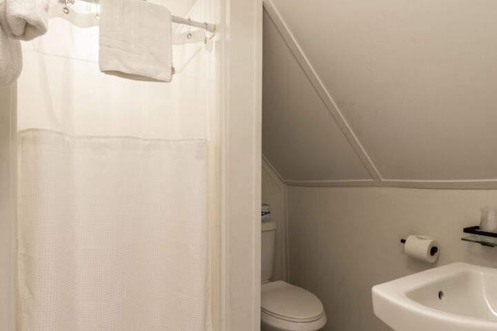 Room 40 of 153