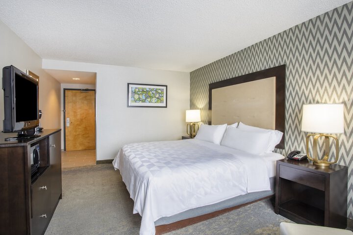 Holiday Inn & Suites Parsippany Fairfield by IHG