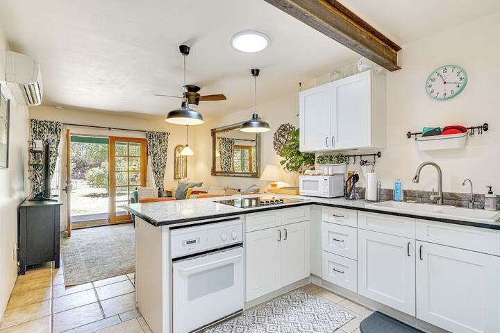Vibrant casa Paloma w / Patio - Near Vineyards!