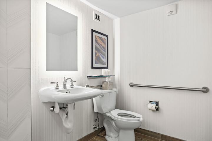 DoubleTree by Hilton New York JFK Airport