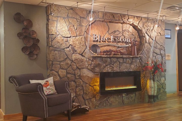 Blackstone Lodge & Suites