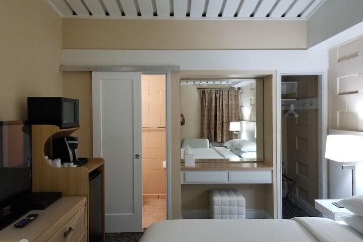Room 6 of 15