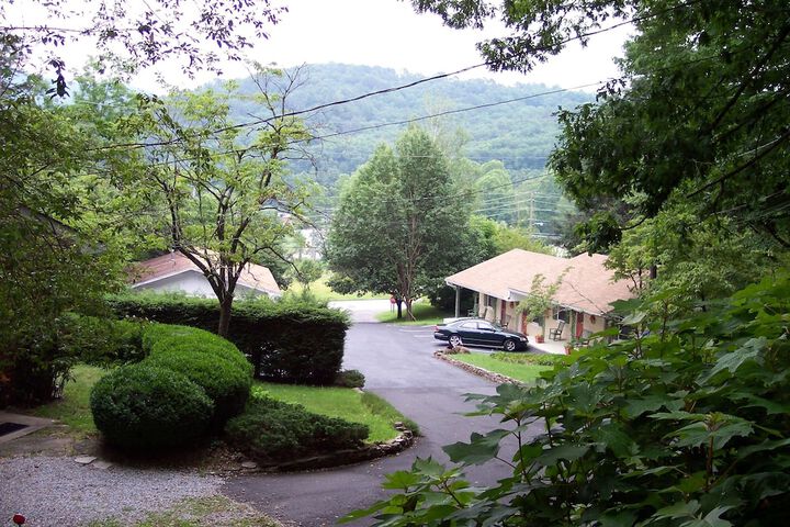 Mountain Aire Cottages Inn & Glamping