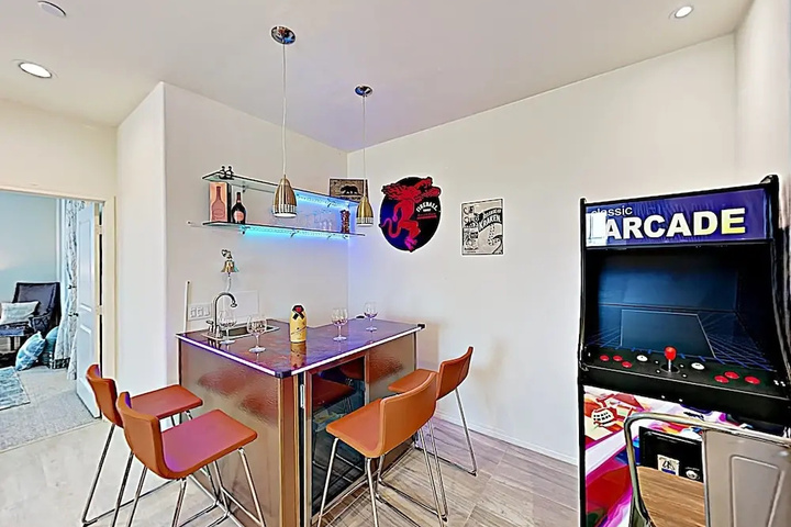 Stunning Beach W / Pool Views, Bar & Arcade 3 Bedroom Condo