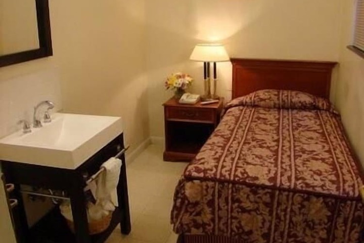 Room 13 of 40