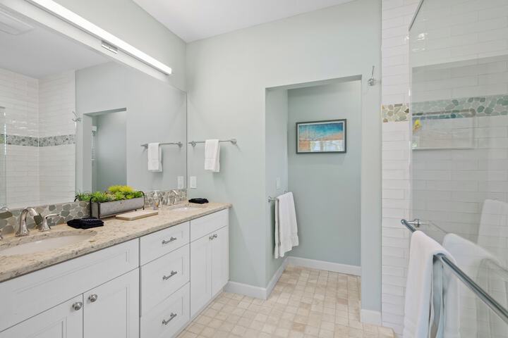 Sardinia Vacation Rental: Delightful Coastal Home near Vanderbilt Beach. Relax in a Private Pool and Spacious 4-BR Retreat with Modern Amenities. Ideal for Families. Minutes from Mercato and Local Attractions