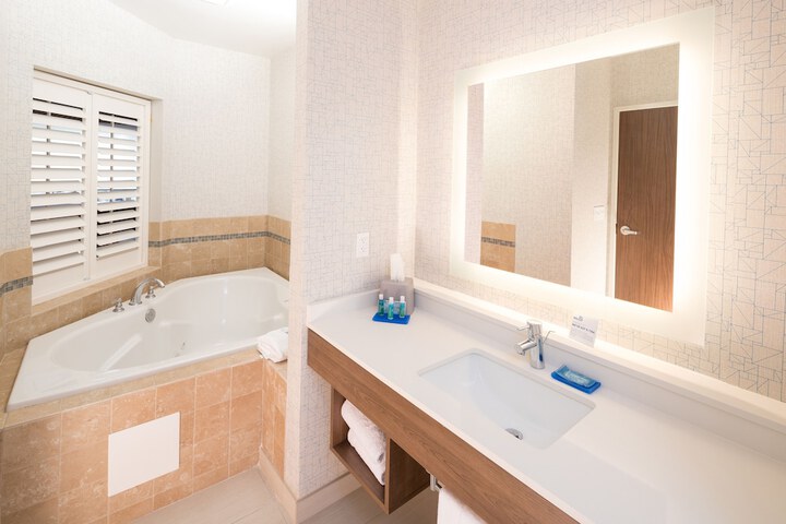 Holiday Inn Express Hotel & Suites Bay City by IHG