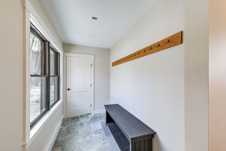 Mountain-view Home in Stoneham w / Hot Yoga Studio!