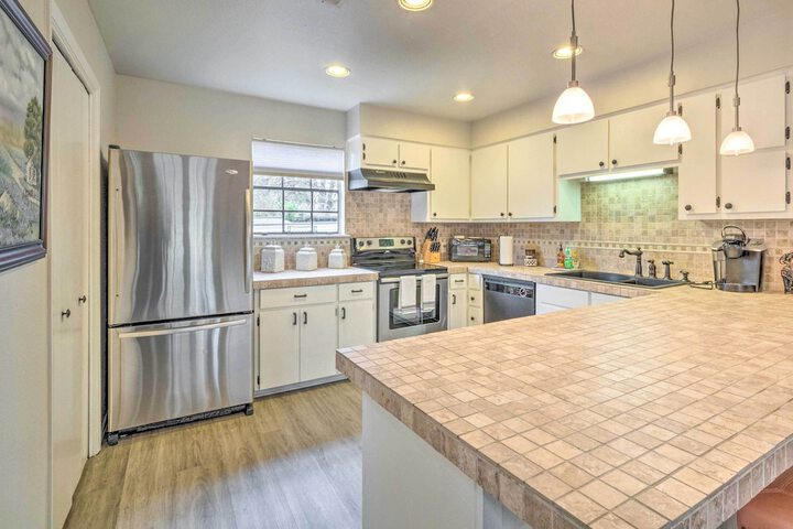 Horseshoe Bay Townhome w / Patio & Outdoor Pool!