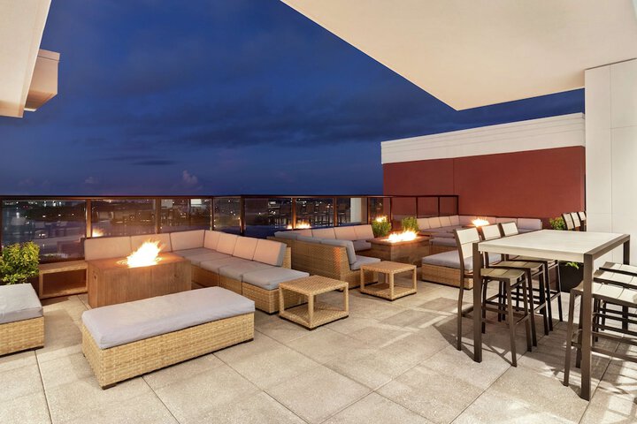 Lounge 42 of 50