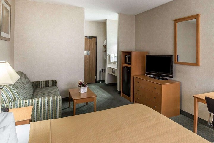 Quality Inn at Collins Road - Cedar Rapids