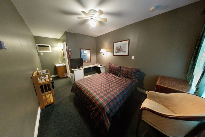 Room 33 of 40