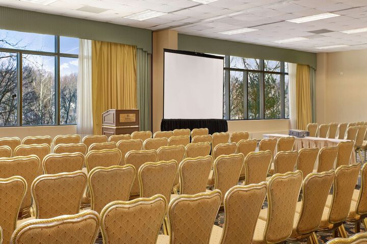 Hilton East Brunswick Hotel & Executive Meeting Center