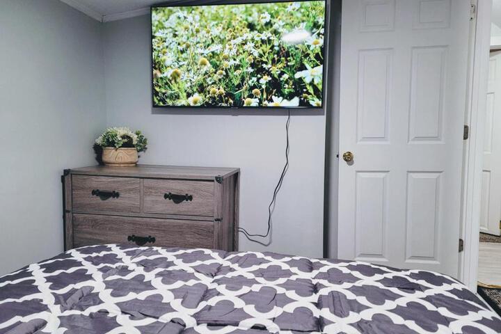 Nice house with private parking king bed fenced yard