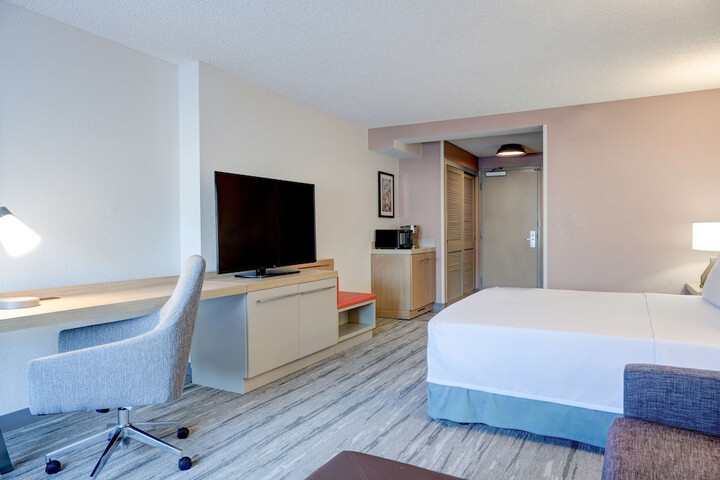 Room 11 of 30
