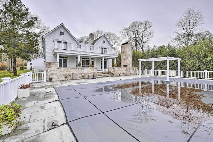 Shelter Island Retreat w / Outdoor Pool!