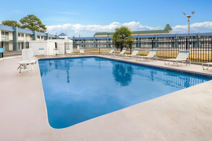 Super 8 by Wyndham Portsmouth - Norfolk
