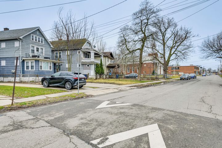 6 Mi to Dtwn Attractions: Buffalo Apartment!