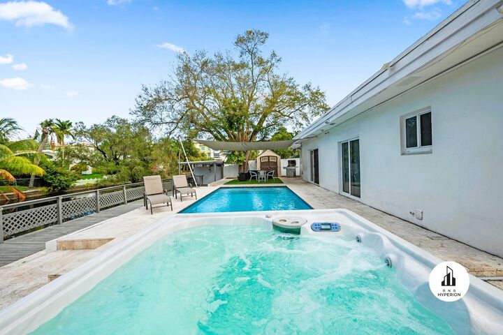 Stylish Aventura Home With Pool on Intercostal