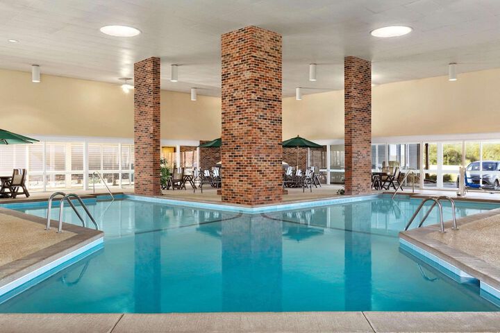 Country Inn & Suites by Radisson Woodbury, MN