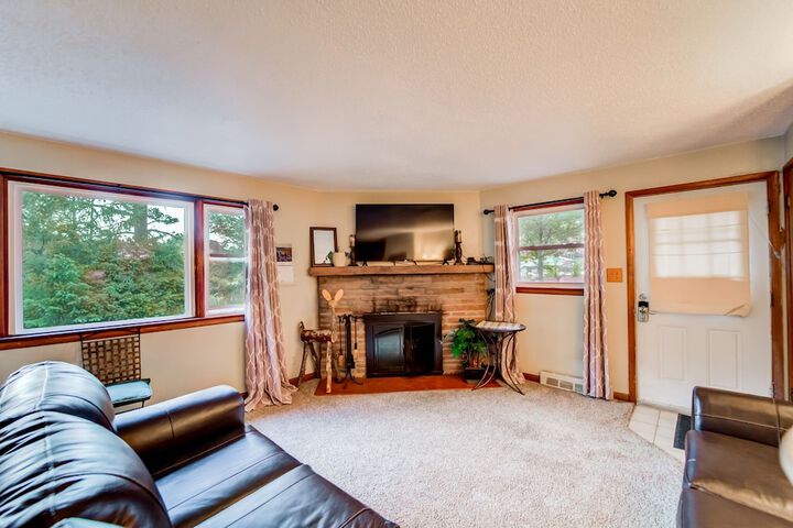 7 Bedroom on the Side of Pikes Peak on a Mountain Stream