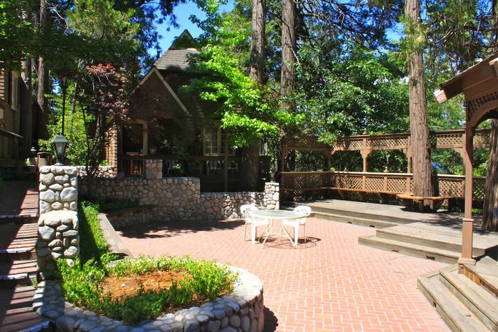 Saddleback Inn